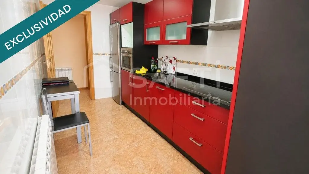 Keuken; keukenapparatuur, tegelvloer