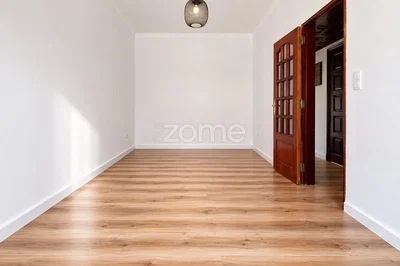 Altro; pavimento in legno, luce naturale