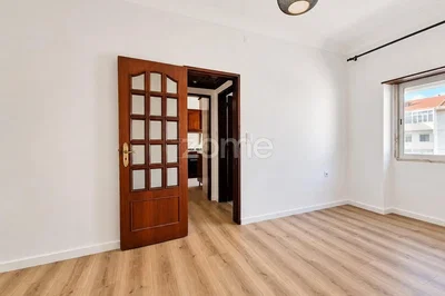 Soggiorno; pavimento in legno, luce naturale