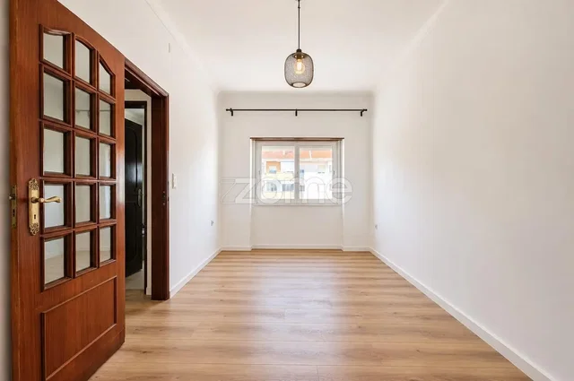 Altro; pavimento in legno, luce naturale