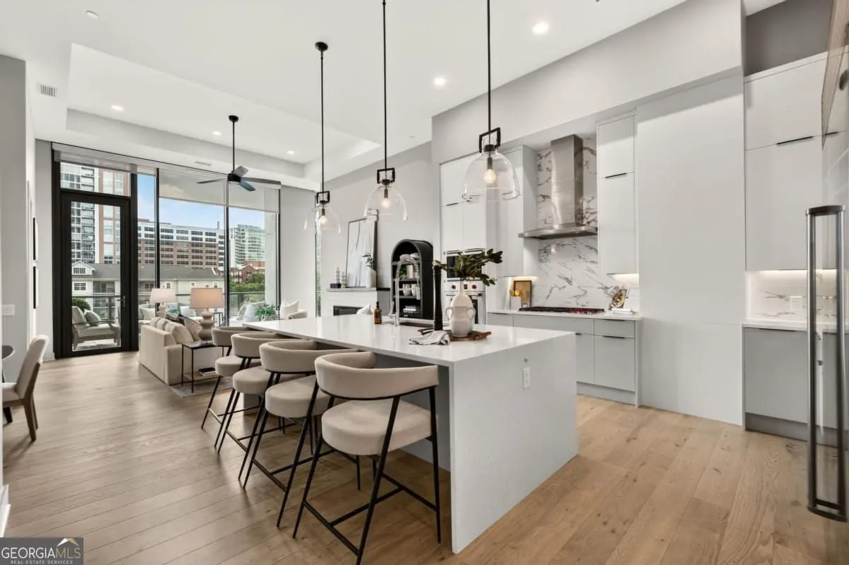 Cuisine; vue, électroménager, parquet, lumière naturelle, style moderne