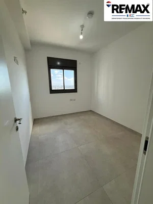 Ložnice; dlažba, přirozené světlo
