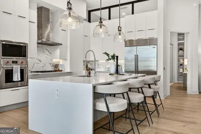 Cuisine; électroménager, parquet, lumière naturelle, style moderne, rénové