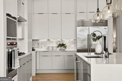 Cuisine; électroménager, lumière naturelle, style moderne, rénové