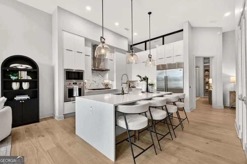 Cuisine; électroménager, parquet, lumière naturelle, style moderne
