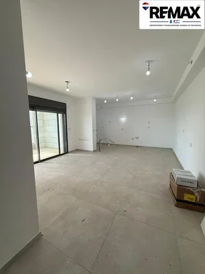 Obývací pokoj; dlažba, nutná rekonstrukce, přirozené světlo