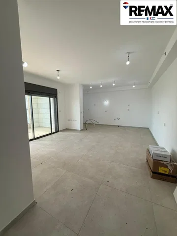 Obývací pokoj; dlažba, nutná rekonstrukce, přirozené světlo