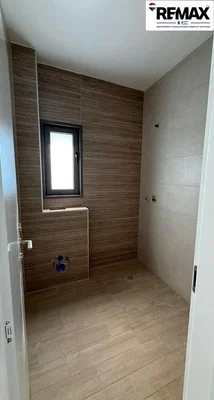 Toaleta; dlažba, dřevěné trámy, přirozené světlo