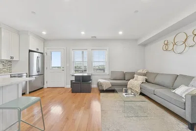 Obývací pokoj; kuchyňské spotřebiče, dřevěná podlaha, přirozené světlo, moderní styl