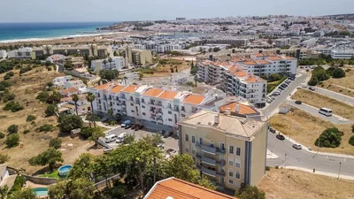 Casa y alrededores; vista