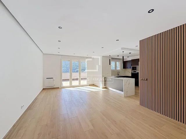 Obývací pokoj; dřevěná podlaha, přirozené světlo, moderní styl