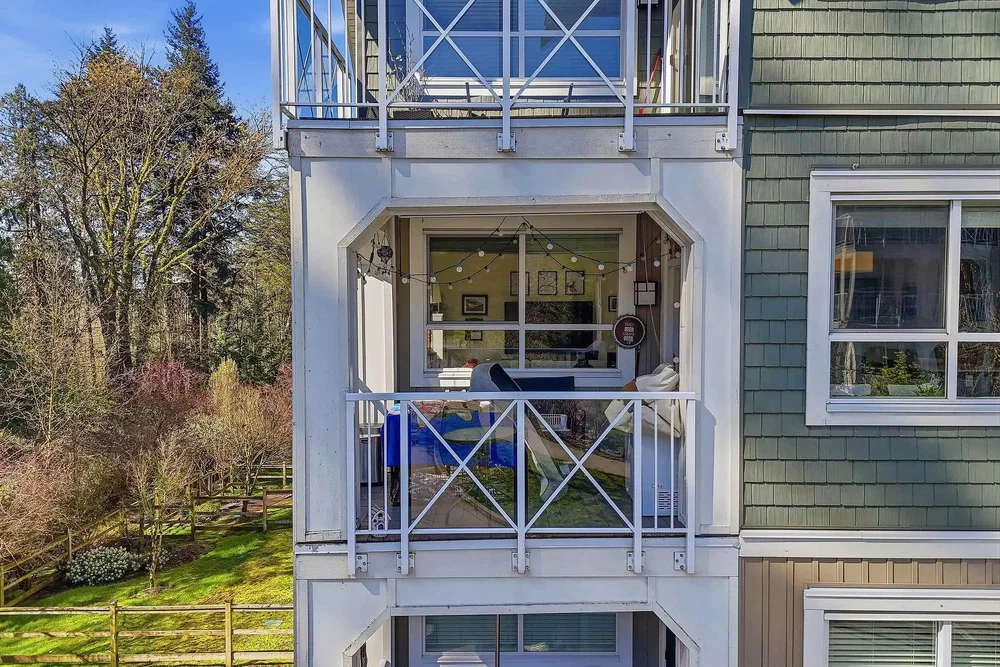 Balcony; view, natural light