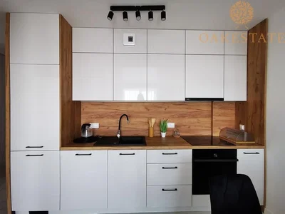 Cocina; electrodomésticos, suelo de madera, luz natural, estilo moderno, renovado