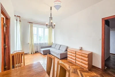 Obývací pokoj; dřevěná podlaha, přirozené světlo