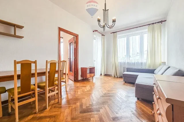 Obývací pokoj; dřevěná podlaha, přirozené světlo