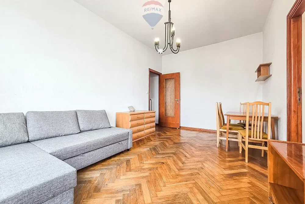 Obývací pokoj; dřevěná podlaha, přirozené světlo