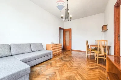 Obývací pokoj; dřevěná podlaha, přirozené světlo