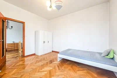 Ložnice; dřevěná podlaha, přirozené světlo