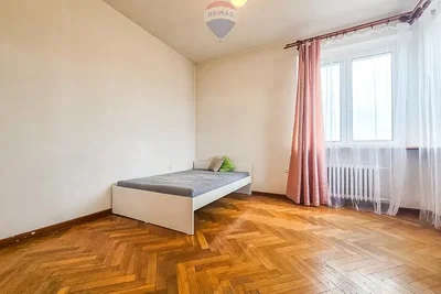 Ložnice; dřevěná podlaha, přirozené světlo