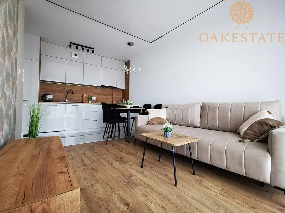 Salón; electrodomésticos, suelo de madera, luz natural, estilo moderno