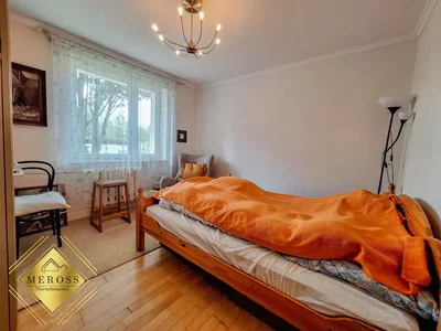 Schlafzimmer; holzboden, tageslicht