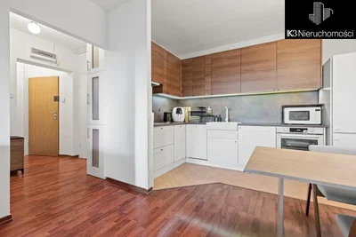 Cocina; electrodomésticos, suelo de madera, luz natural