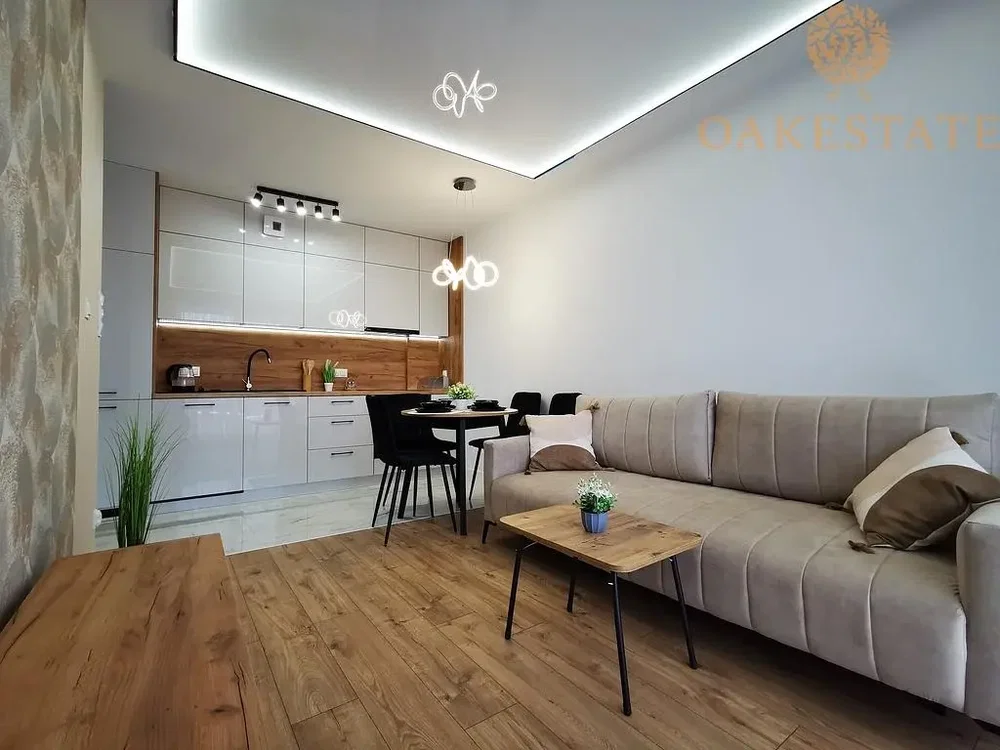 Salón; electrodomésticos, suelo de madera, luz natural, estilo moderno
