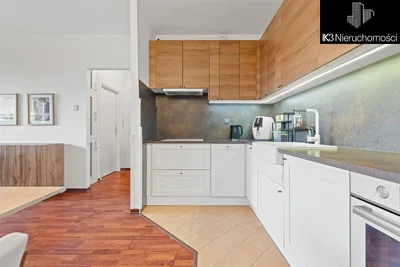 Cocina; electrodomésticos, suelo de madera, luz natural