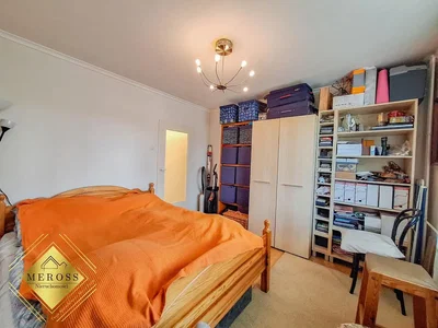 Schlafzimmer; holzboden, tageslicht