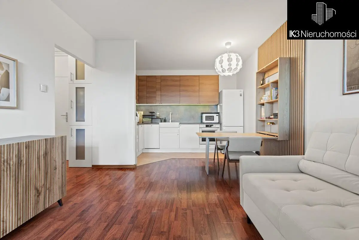 Salón; suelo de madera, luz natural, estilo moderno, electrodomésticos