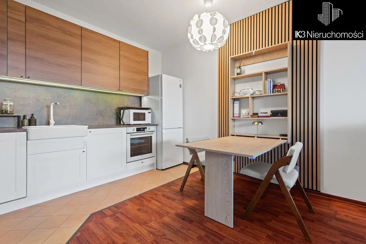 Cocina; electrodomésticos, suelo de madera, luz natural, estilo moderno