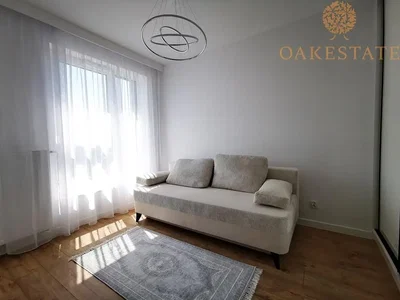 Salón; suelo de madera, luz natural