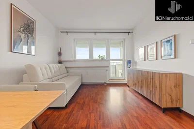 Salón; suelo de madera, luz natural, estilo moderno