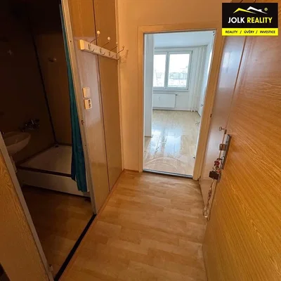 Vestiaire; carrelage, parquet, nécessite rénovation