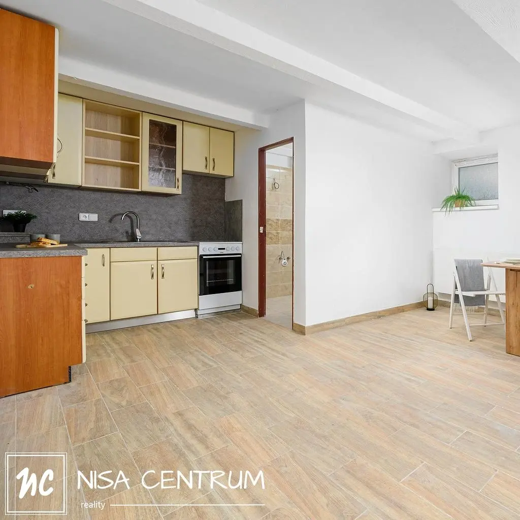 Кухиња; кухињски апарати, плочице, природно светло
