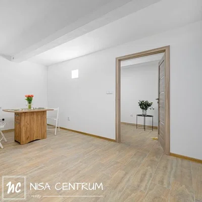Кухиња; плочице, природно светло
