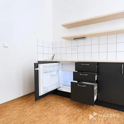 Cucina; elettrodomestici, pavimento in piastrelle, pavimento in legno
