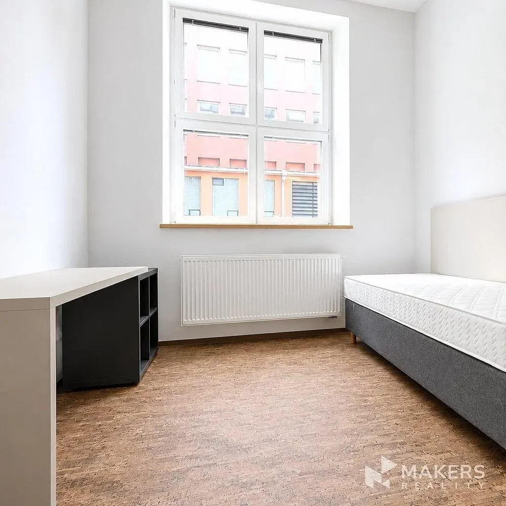 Camera da letto; luce naturale, pavimento in legno