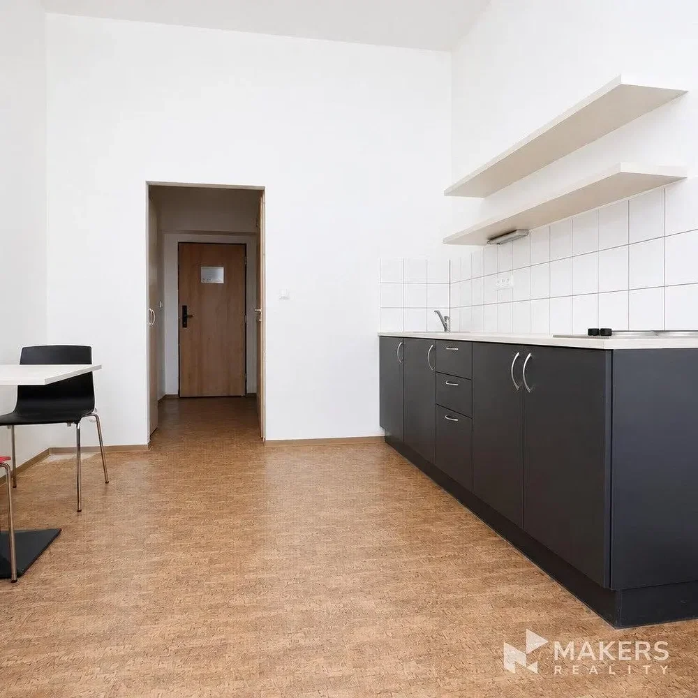 Cucina; pavimento in piastrelle, luce naturale, ristrutturato
