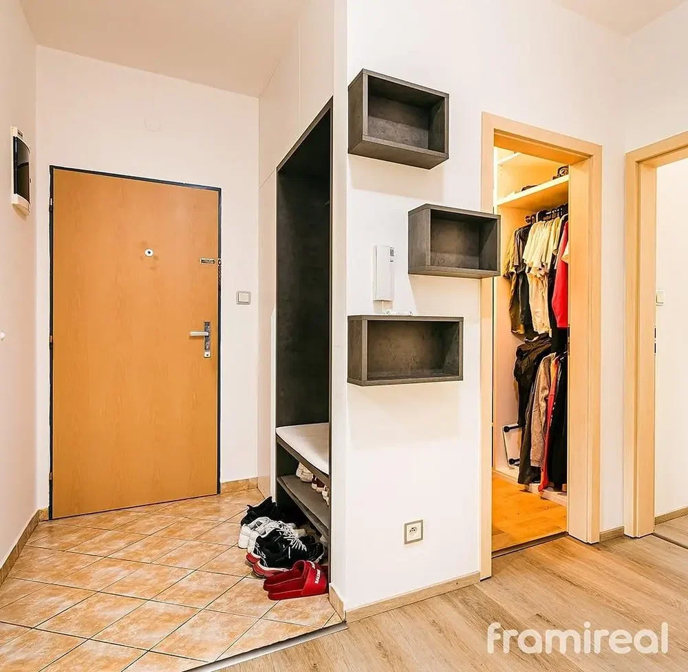 Garderobe; fliesenboden, holzboden