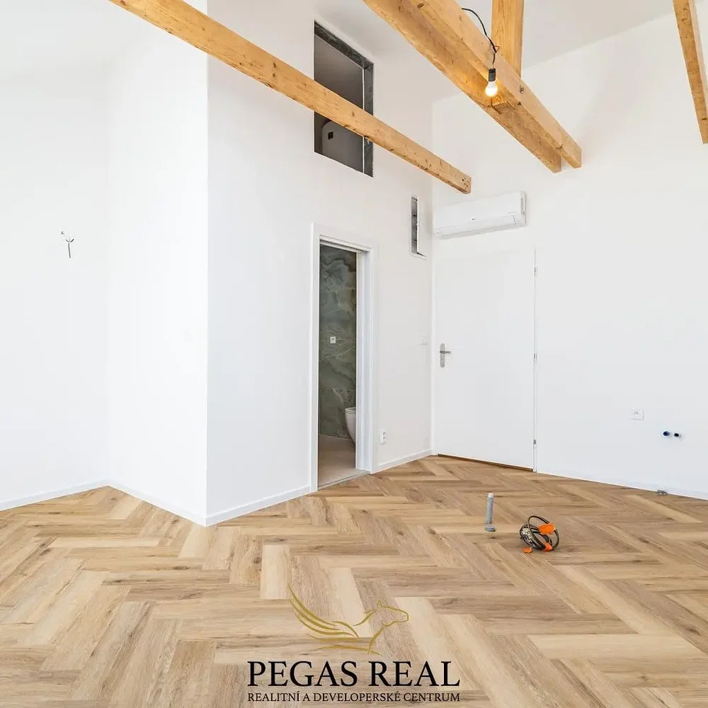Sonstiges; holzboden, holzbalken, hohe decken, tageslicht