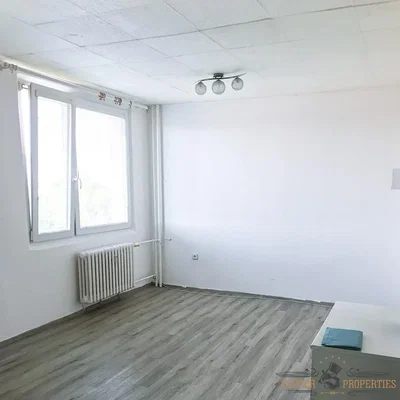 Ložnice; dřevěná podlaha, přirozené světlo