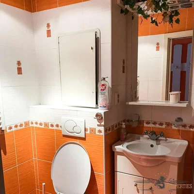 Toaleta; dlažba, nutná rekonstrukce