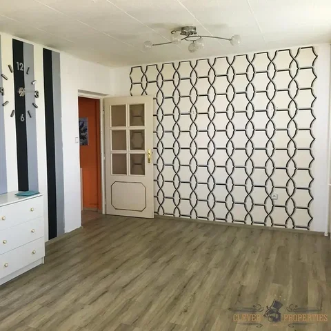 Obývací pokoj; dřevěná podlaha, přirozené světlo