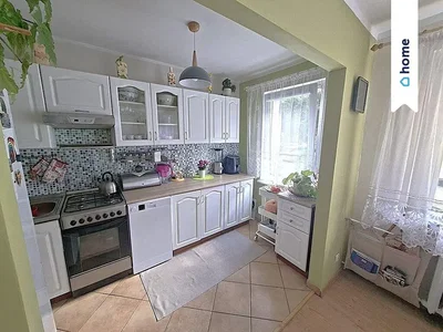 Kuhinja; kućanski aparati, pločice, prirodna svjetlost