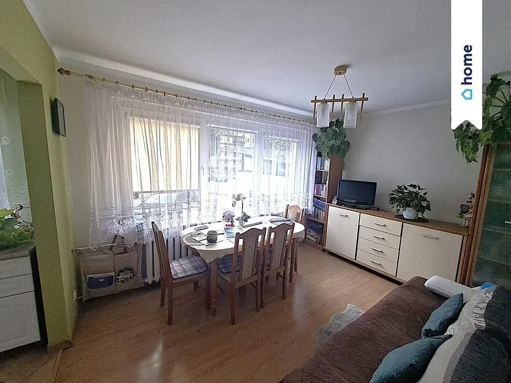 Dnevni boravak; prirodna svjetlost, drveni pod, moderan stil