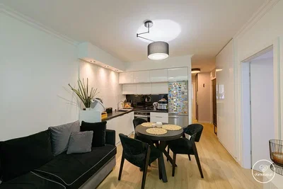 Salón; electrodomésticos, suelo de madera, luz natural, estilo moderno