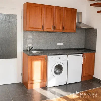 Kuchyně; dlažba, kuchyňské spotřebiče, přirozené světlo
