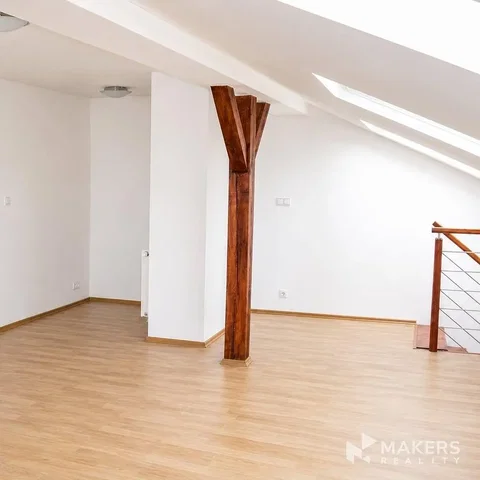 Ostatní; dřevěná podlaha, přirozené světlo, dřevěné trámy