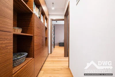 Garderobe; holzboden, holzbalken, renoviert, tageslicht